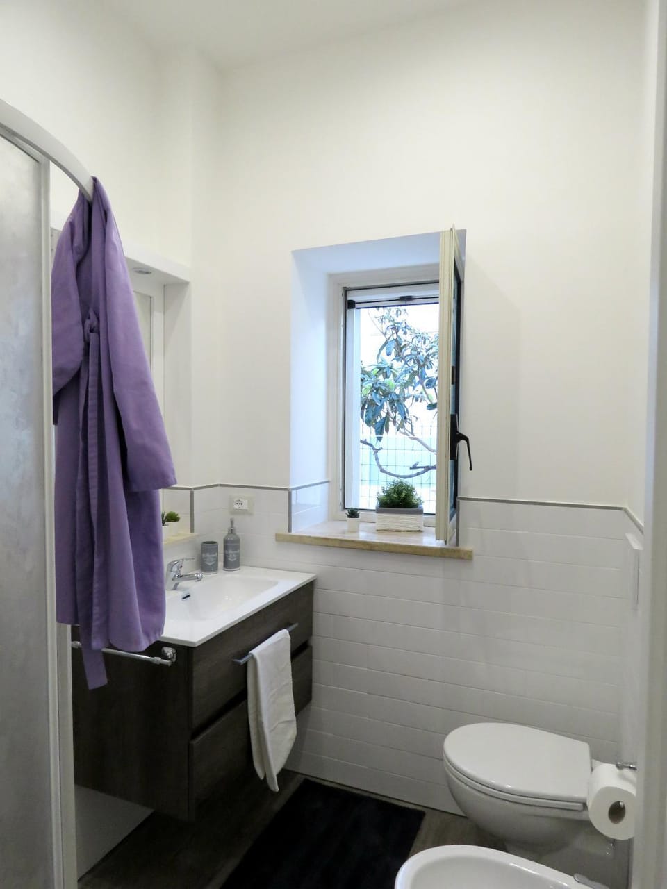 Shower, Toilet, Bathroom, towels