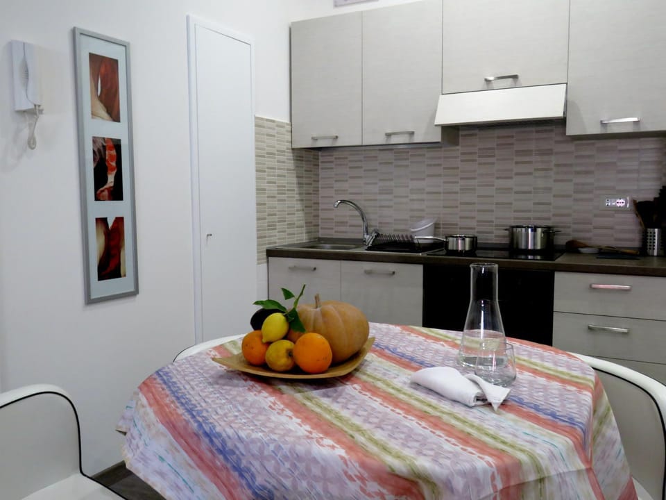 Kitchen or kitchenette, Dining area, pet friendly, stove