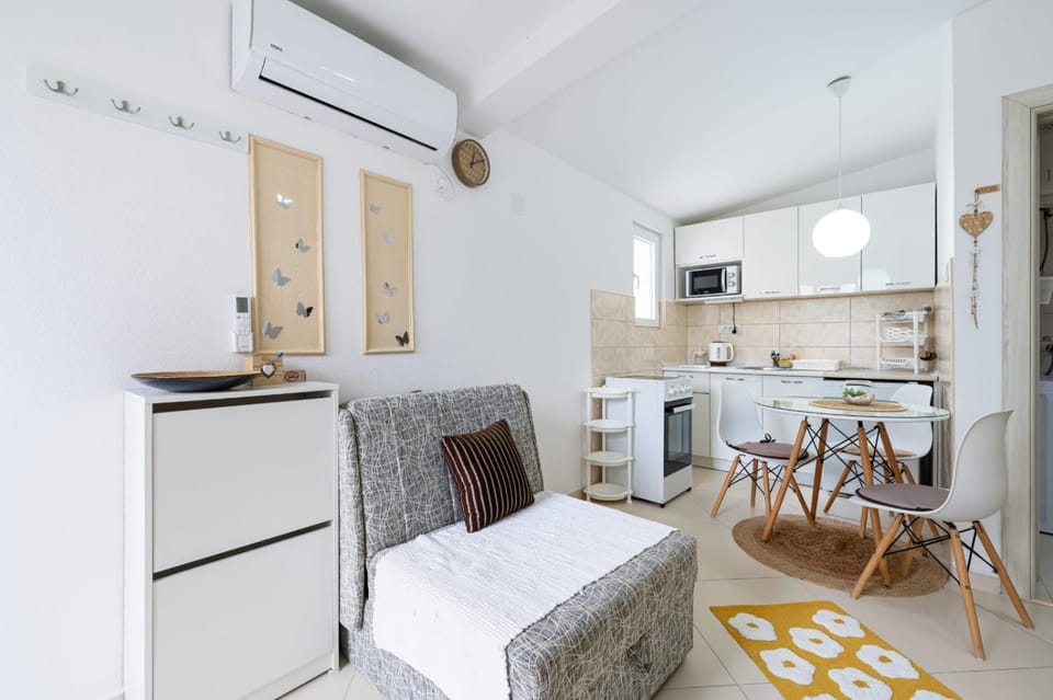 Kitchen or kitchenette, Living room, Seating area
