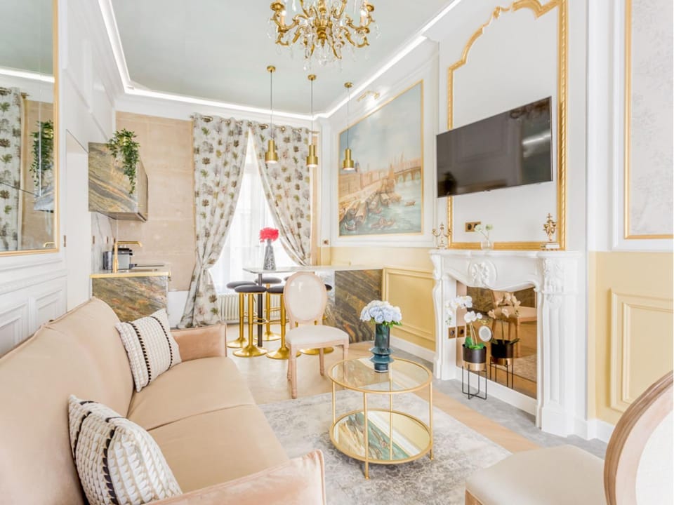 TV and multimedia, Living room, Seating area, Dining area
