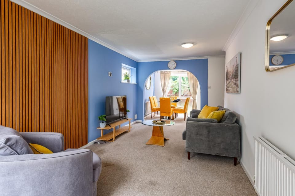 Communal lounge/ TV room, TV and multimedia, Living room, Seating area, Evening entertainment