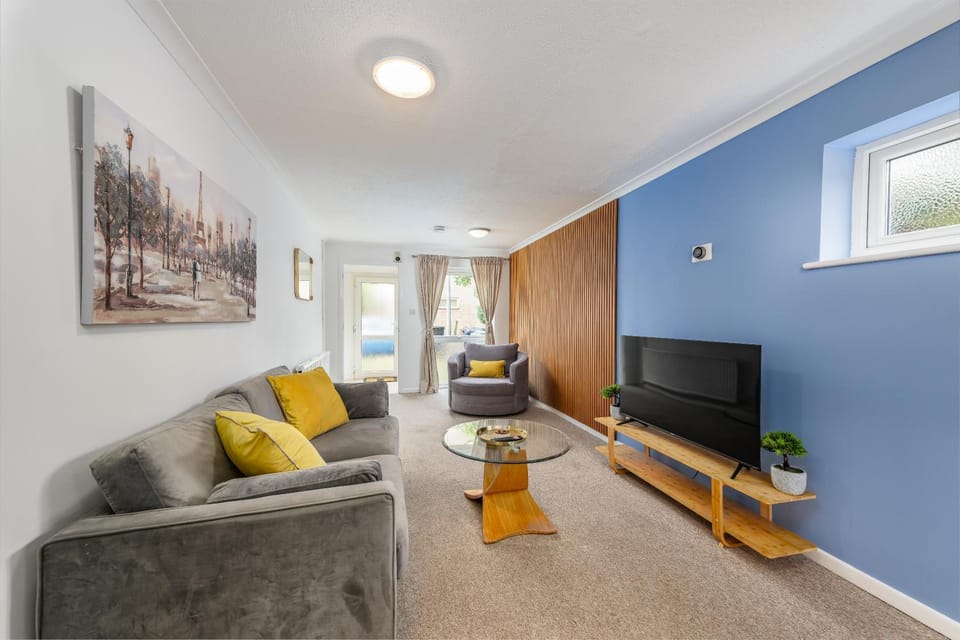 Communal lounge/ TV room, TV and multimedia, Living room, Seating area, Evening entertainment