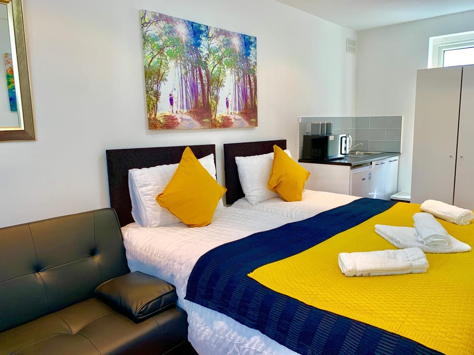 London Studio Apartments, Private Bathroom, Kitchenette, Parking, NP2 Apartment in Ilford