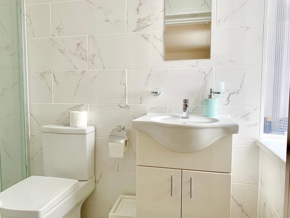 London Studio Apartments, Private Bathroom, Kitchenette, Parking, NP3 Apartment in Ilford