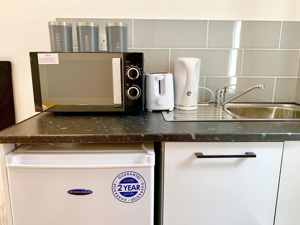 London Studio Apartments, Private Bathroom, Kitchenette, Parking, NP3 Apartment in Ilford