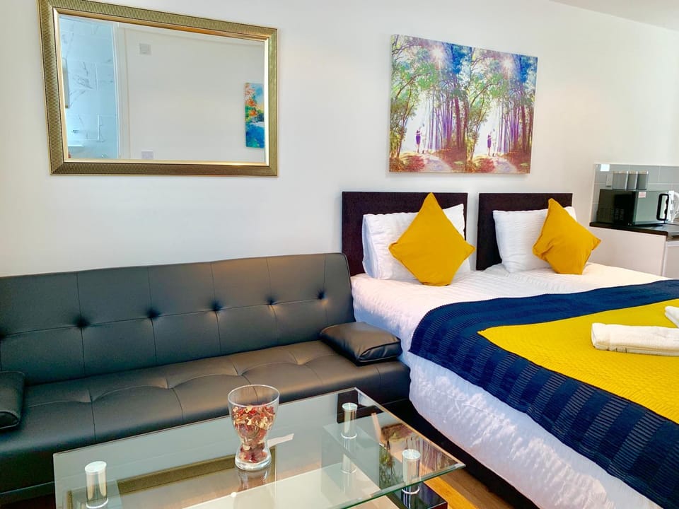 London Studio Apartments, Private Bathroom, Kitchenette, Parking, NP3 Apartment in Ilford