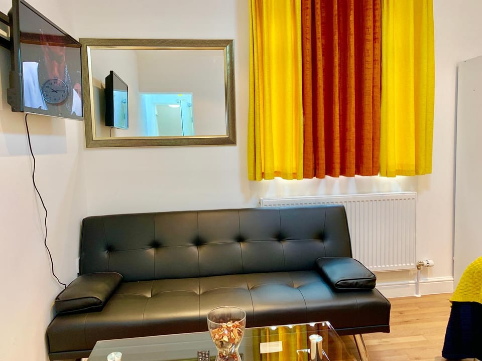 London Studio Apartments, Private Bathroom, Kitchenette, Parking, NP4 Apartment in Ilford
