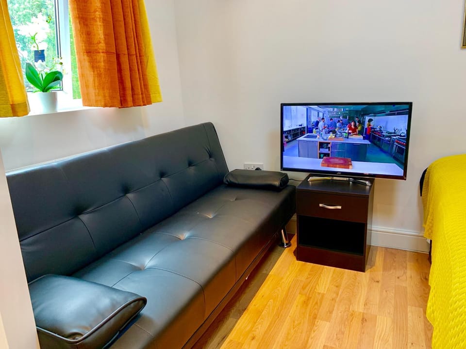 London Studio Apartments, Private Bathroom, Kitchenette, Parking, NP5 Apartment in Ilford