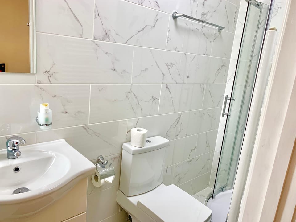 London Studio Apartments, Private Bathroom, Kitchenette, Parking, NP6 Apartment in Ilford