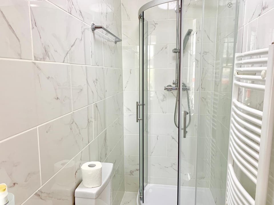 London Studio Apartments, Private Bathroom, Kitchenette, Parking, NP6 Apartment in Ilford