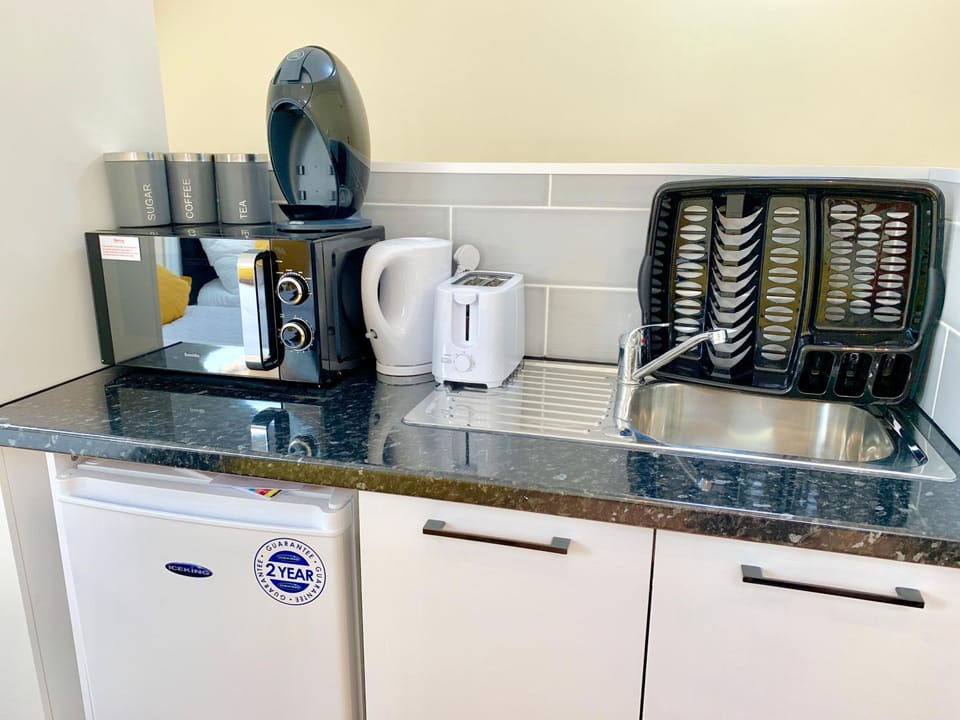 London Studio Apartments, Private Bathroom, Kitchenette, Parking, NP7 Apartment in Ilford