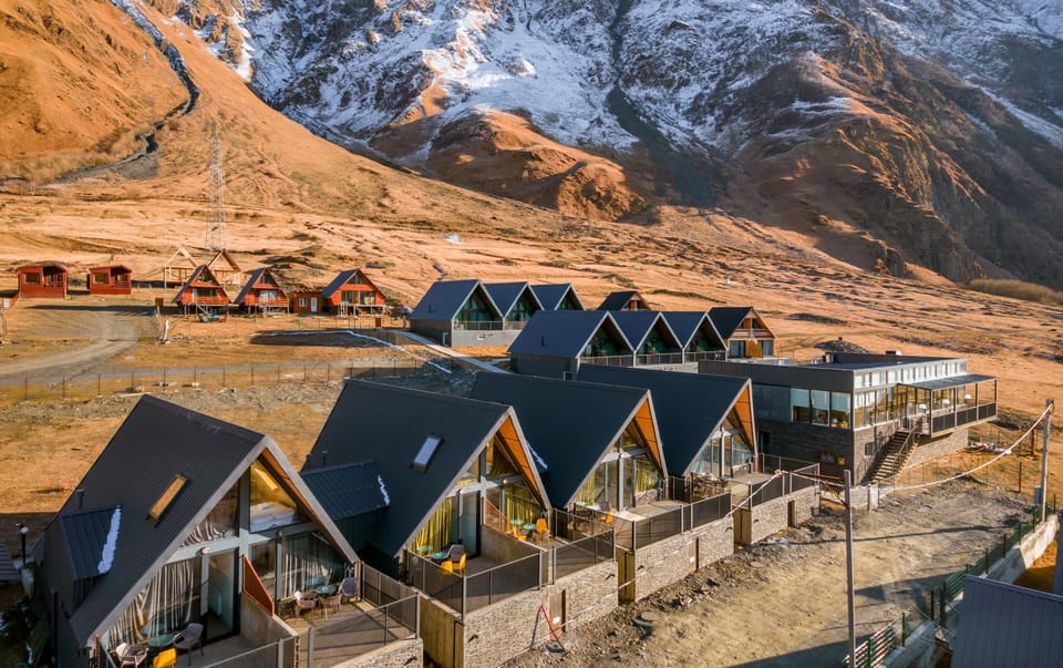 Property building, Day, Natural landscape, Bird's eye view, Mountain view