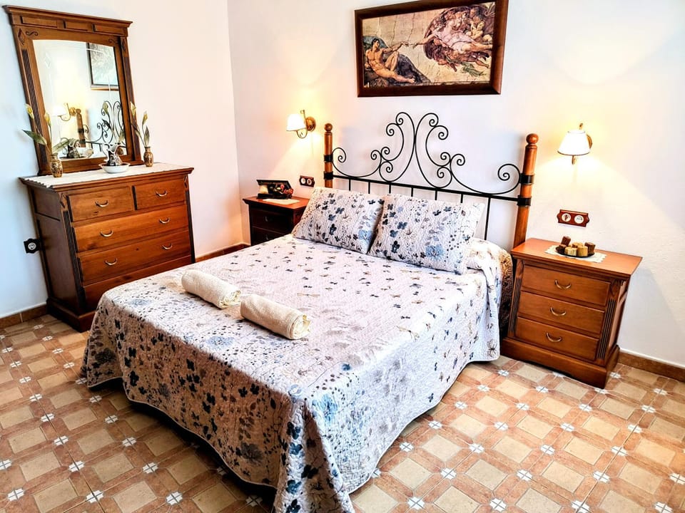 Bed, Photo of the whole room, Bedroom, towels
