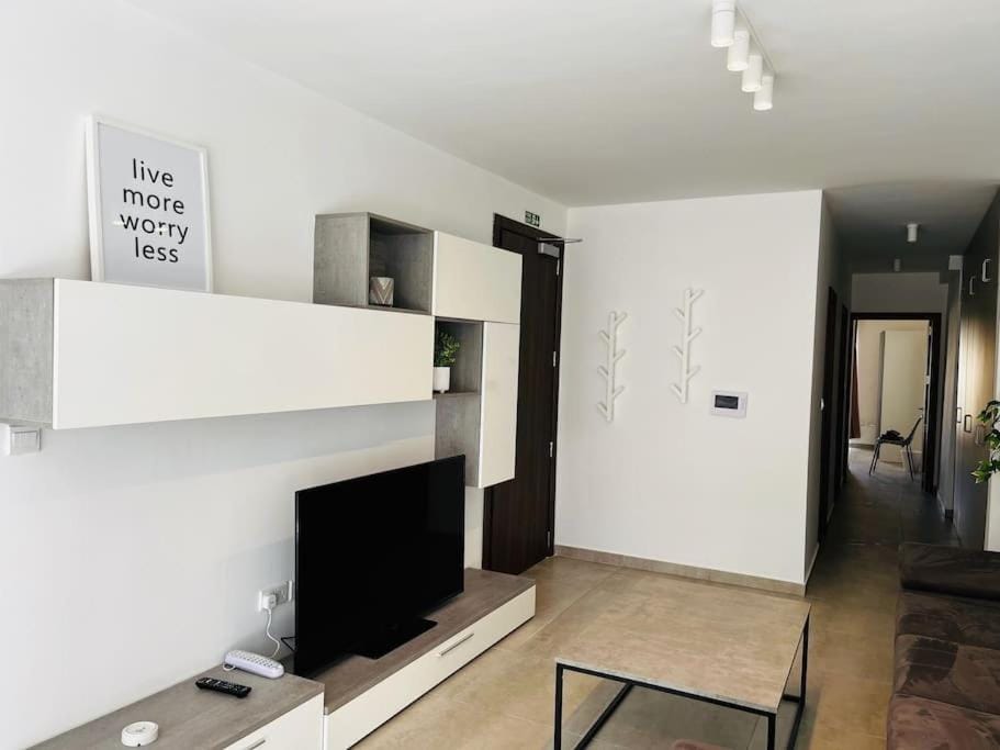 Sliema 2BR & Parking, Beach Promenade Walks Apartment in Sliema