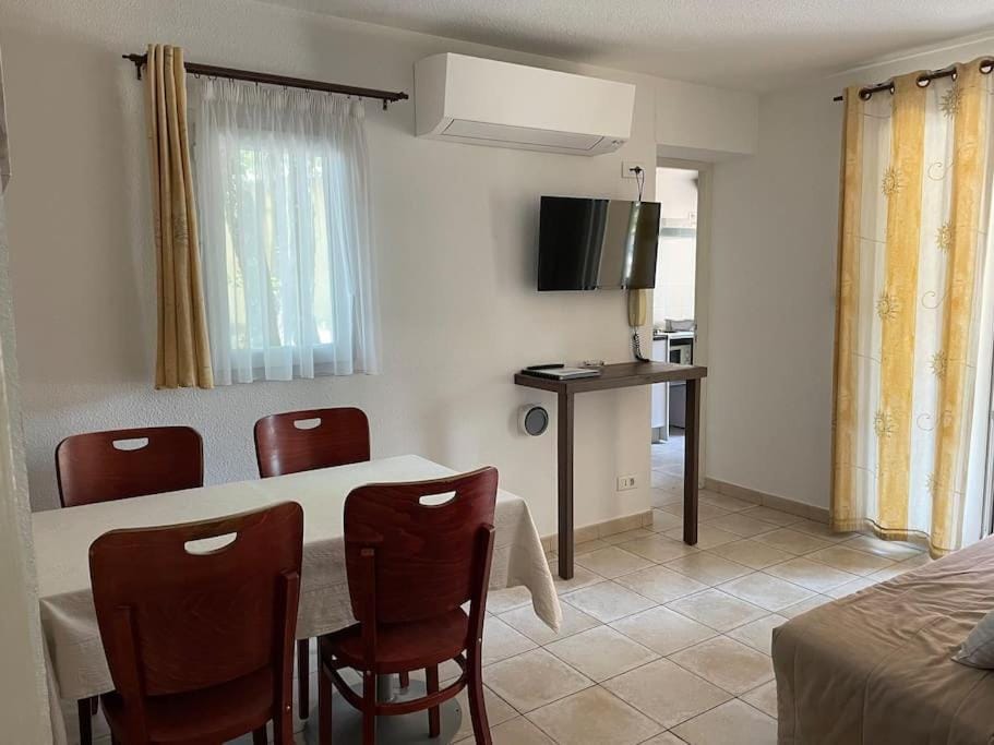 TV and multimedia, Living room, Dining area, hair dresser, air conditioner