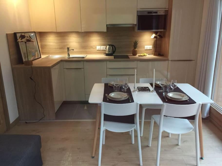 Kitchen or kitchenette, Dining area, dishwasher, minibar, oven, toaster