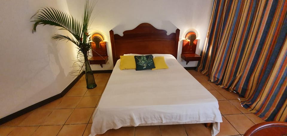 Bed, Night, Photo of the whole room, Bedroom, air conditioner