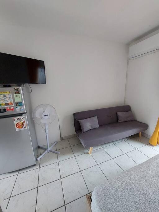 Bed, TV and multimedia, fireplace