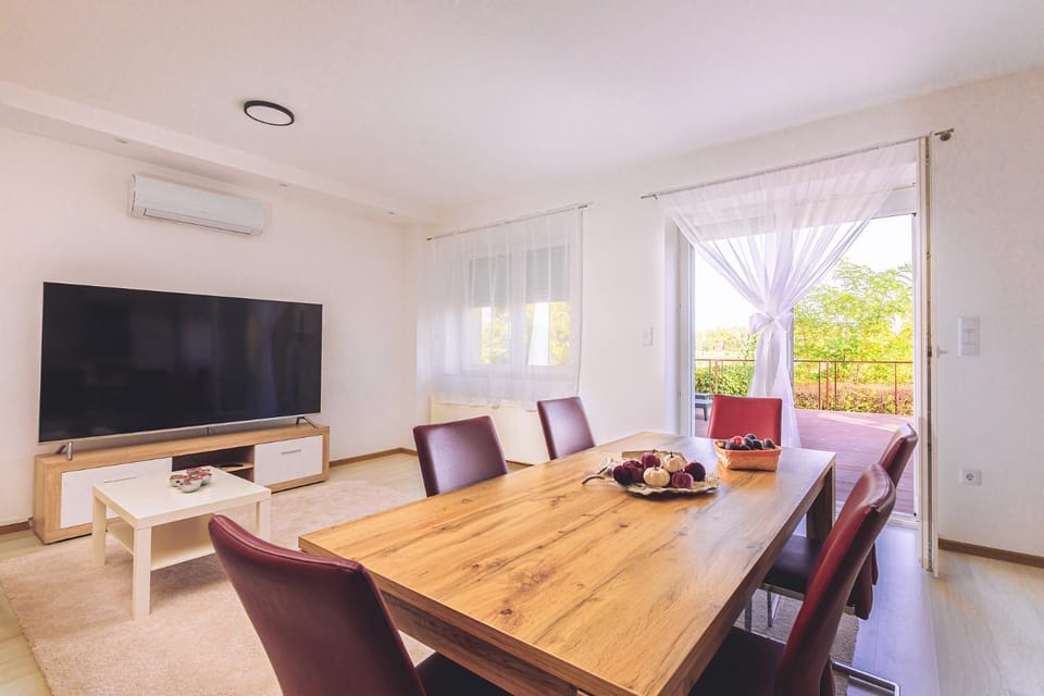 Communal lounge/ TV room, TV and multimedia, Living room, Dining area
