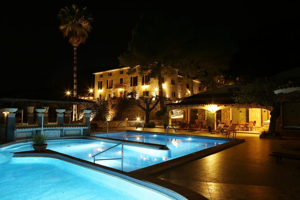 Facade/entrance, Swimming pool