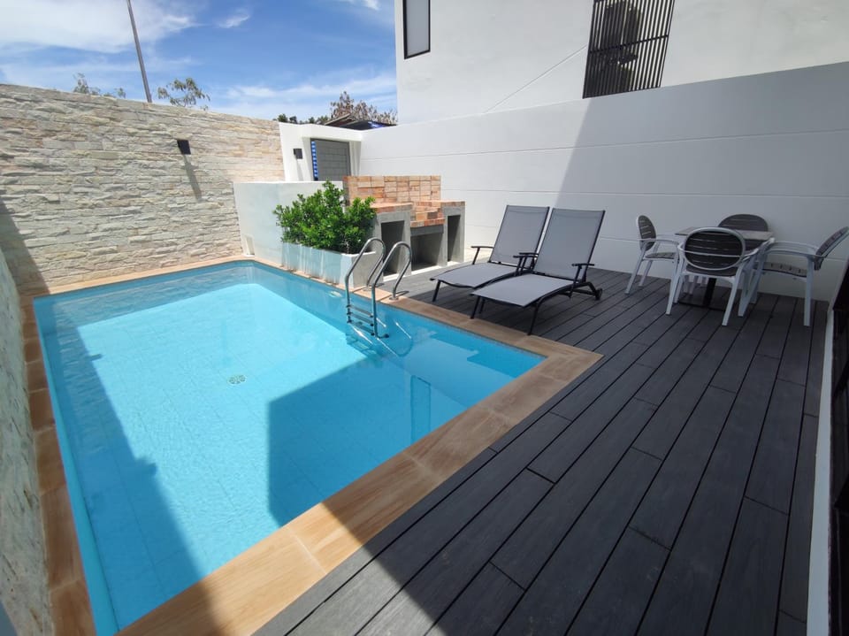Balcony/Terrace, Seating area, Swimming pool, sunbed