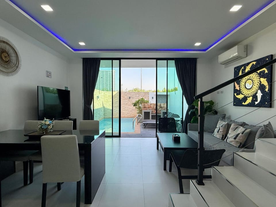 TV and multimedia, Living room, Dining area, Pool view