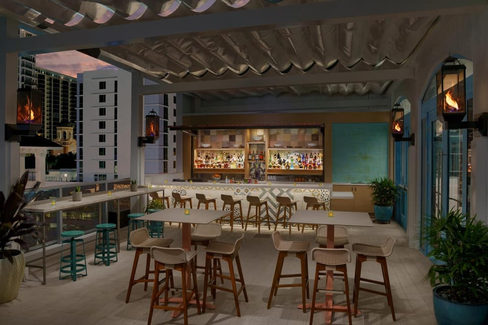 Restaurant/places to eat, Lounge or bar