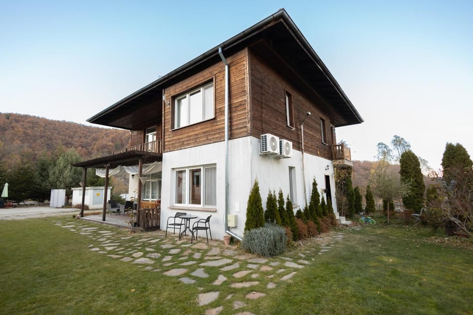 Property building, Facade/entrance, Garden