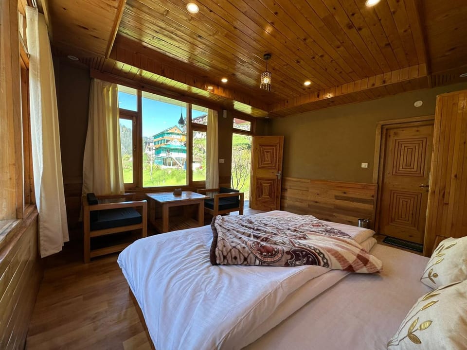 Bed, Photo of the whole room, Seating area, Bedroom