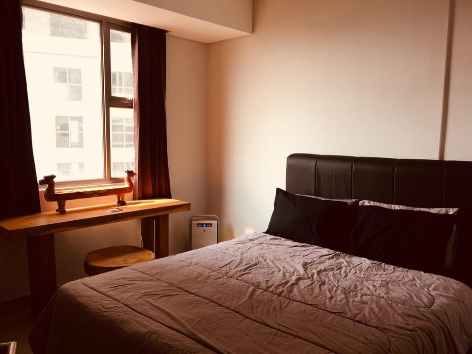 Bed, Photo of the whole room, Seating area, Bedroom, hair dresser