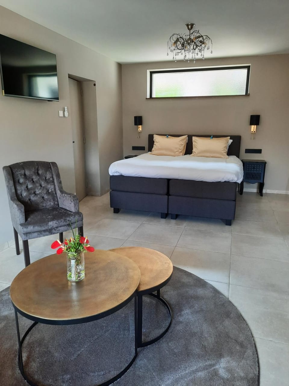 Bed, TV and multimedia, Seating area, Bedroom