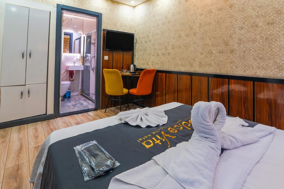 Bed, TV and multimedia, Living room, Photo of the whole room, Seating area, Bedroom, towels, wardrobe