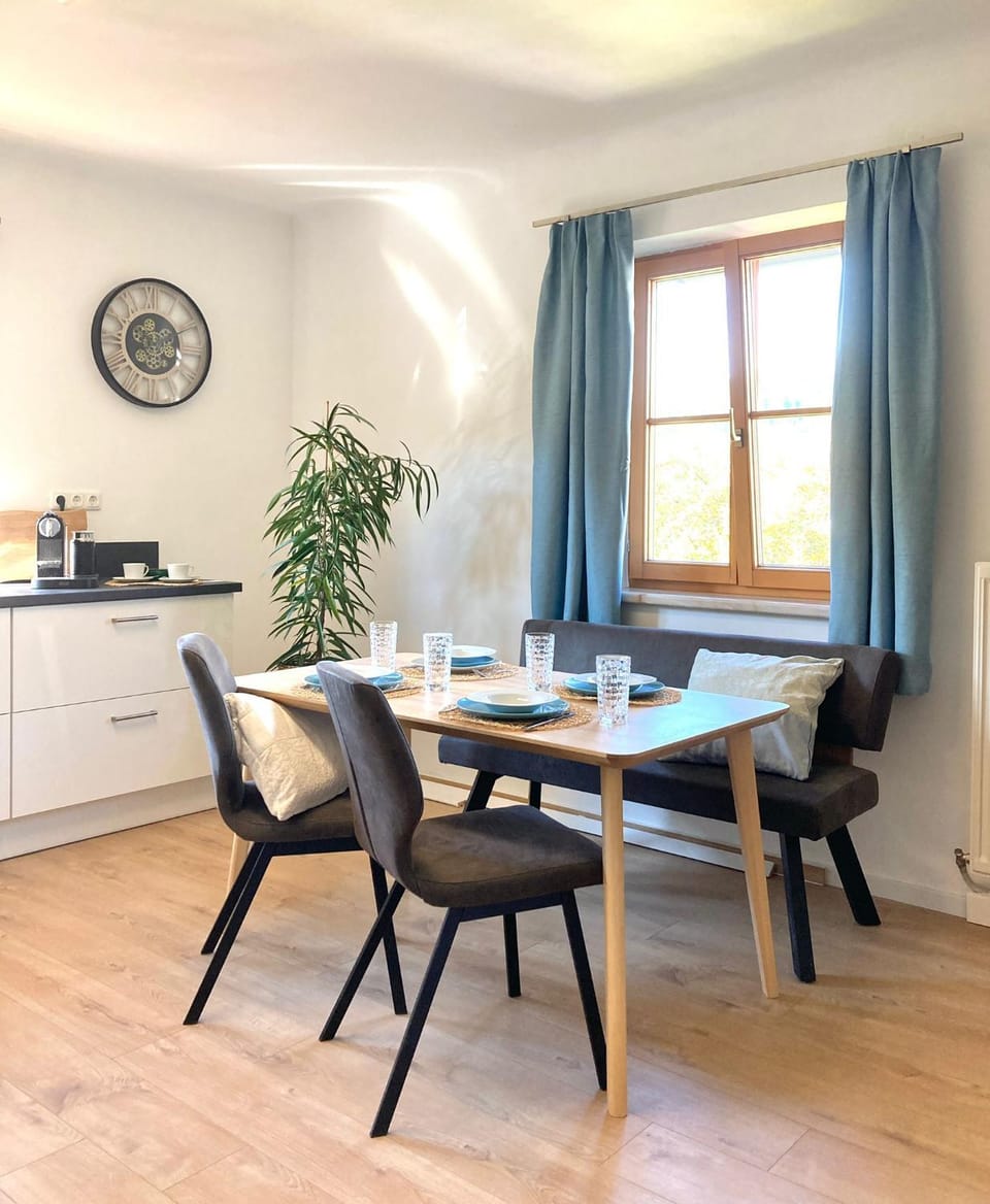 Kitchen or kitchenette, Seating area, Dining area