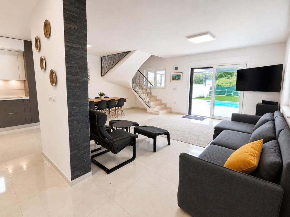Communal lounge/ TV room, TV and multimedia, Living room, Seating area, Evening entertainment, Pool view, Swimming pool