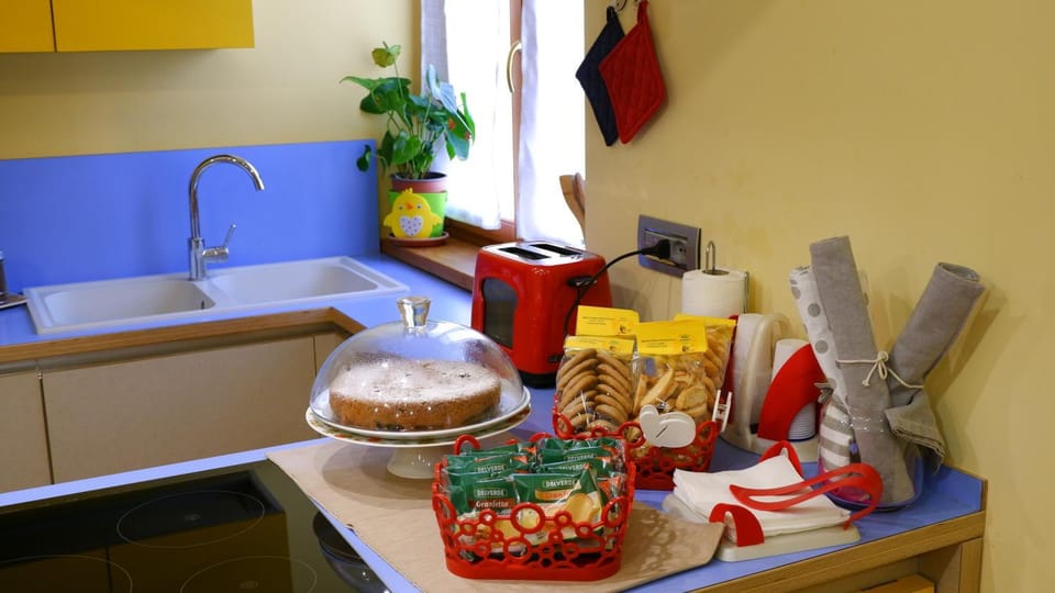 Kitchen or kitchenette, Food and drinks