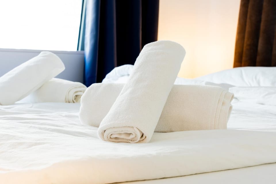 Bed, towels