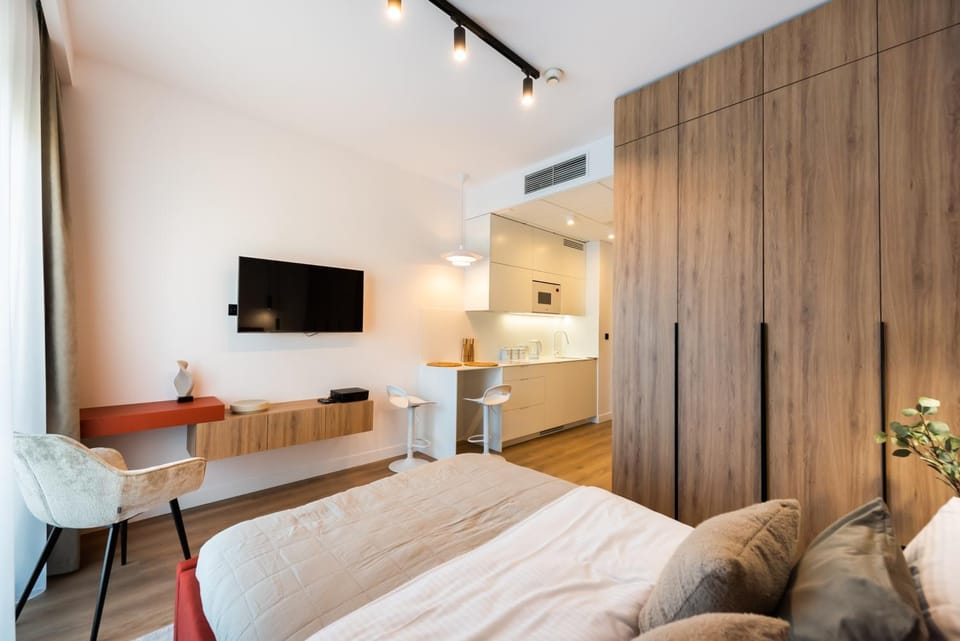 Bed, TV and multimedia, Living room, Photo of the whole room, Seating area, Evening entertainment, Bedroom, hair dresser, wardrobe, air conditioner