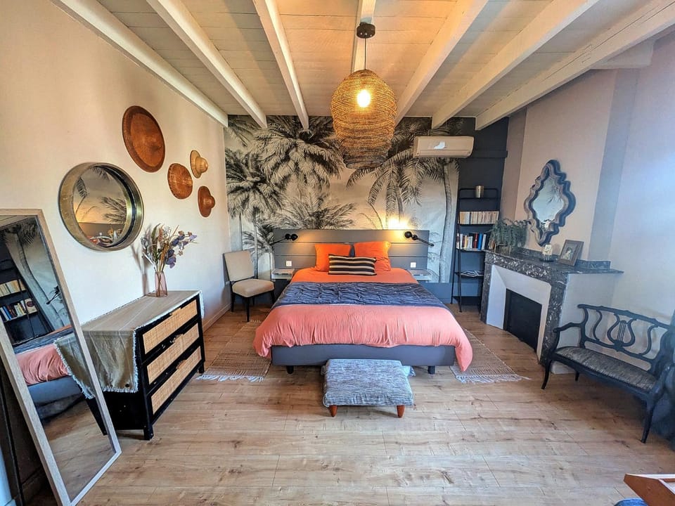 Bed, Photo of the whole room, Bedroom