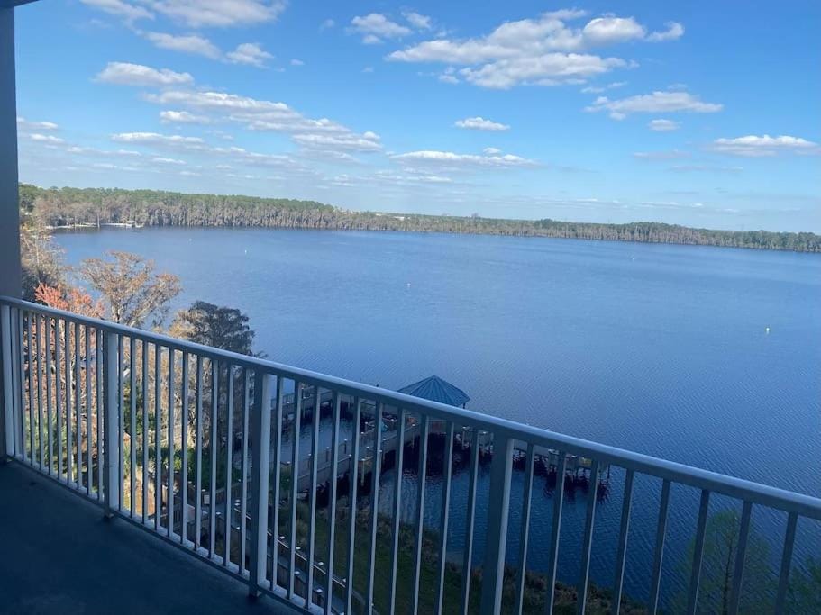 Lake view condo close to Disney Apartment in Orlando