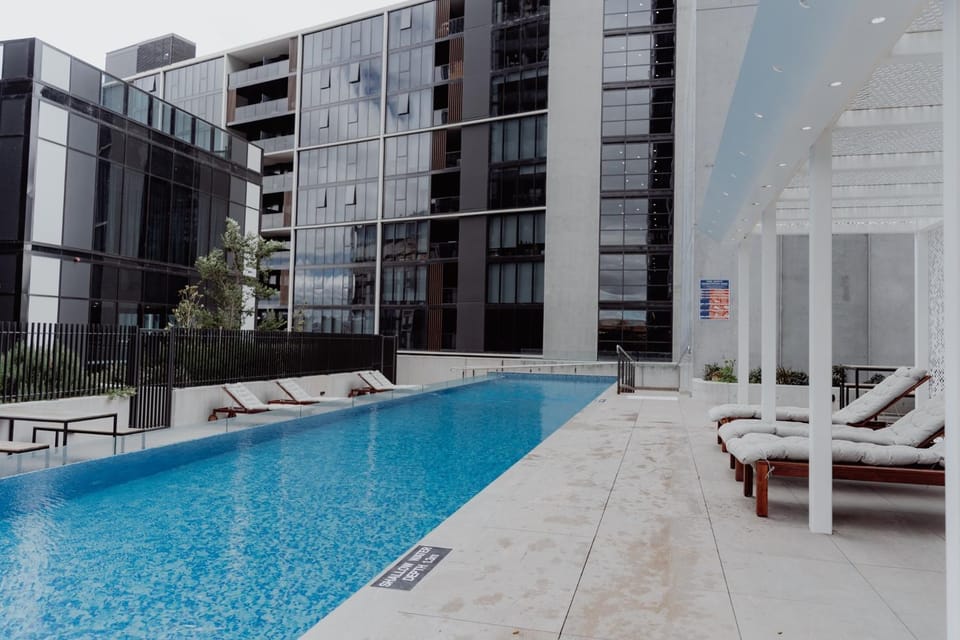 Panoramic Lake View 2-Bed with Pool, Gym and BBQ Apartment in Canberra