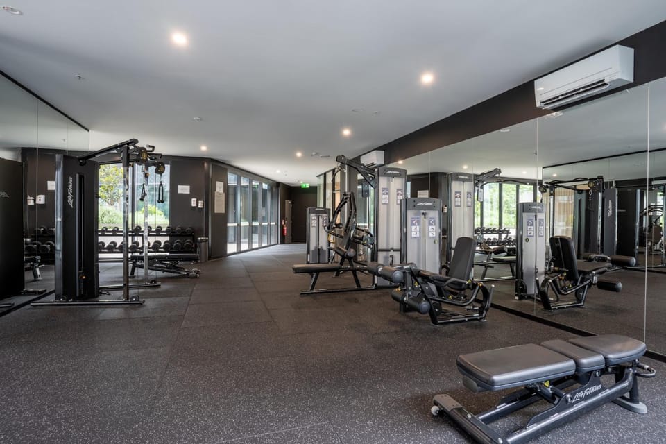 Panoramic Lake View 2-Bed with Pool, Gym and BBQ Apartment in Canberra