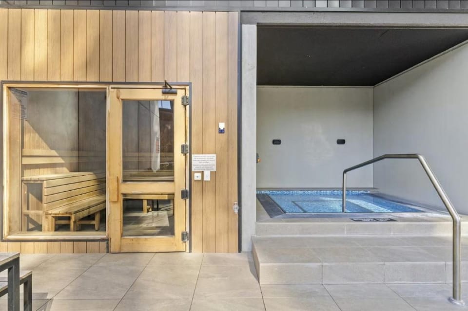 Panoramic Lake View 2-Bed with Pool, Gym and BBQ Apartment in Canberra