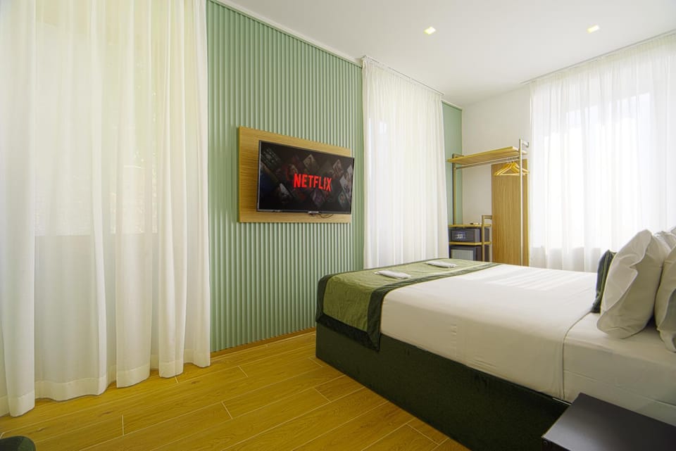 Bed, TV and multimedia, Photo of the whole room, Bedroom, minibar, safe, wardrobe