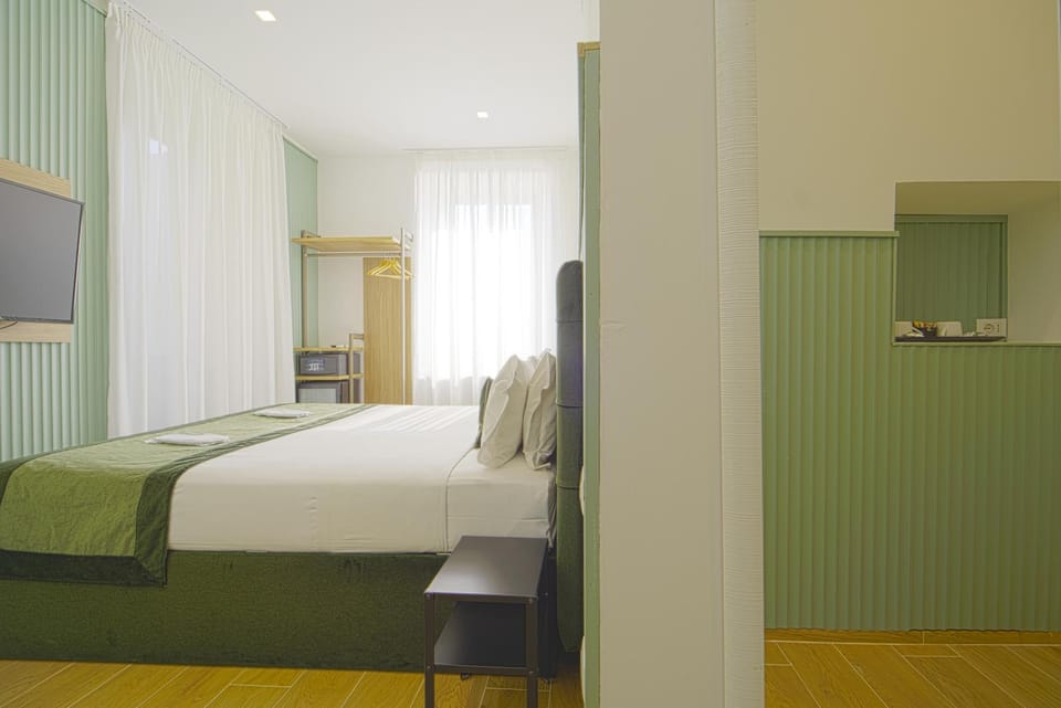 Bed, TV and multimedia, Coffee/tea facilities, Photo of the whole room, Bedroom, safe, wardrobe
