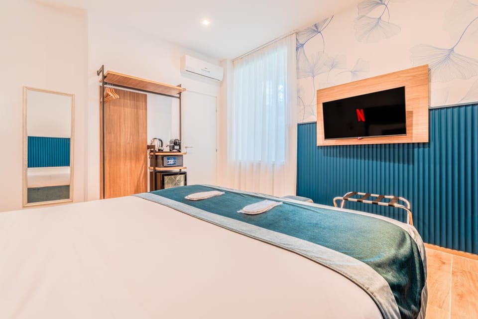 Bed, TV and multimedia, Photo of the whole room, Bedroom, minibar, safe, wardrobe, air conditioner