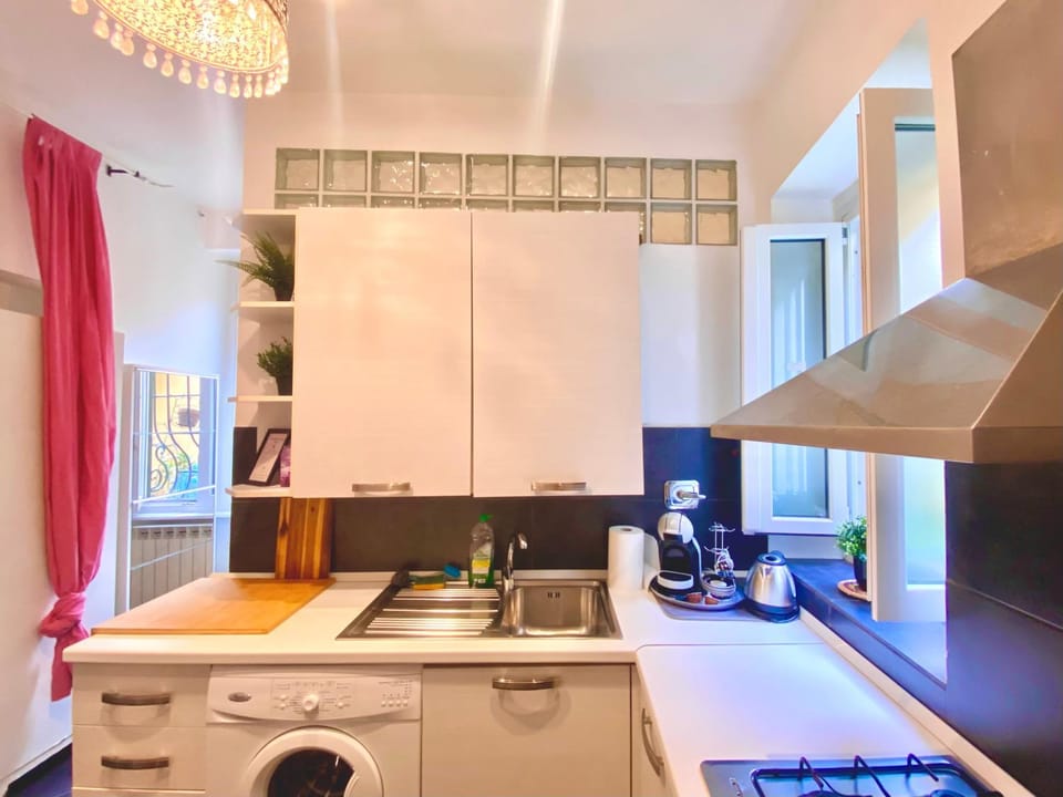 Kitchen or kitchenette, oven, washing machine