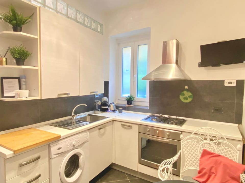 Kitchen or kitchenette, oven, washing machine