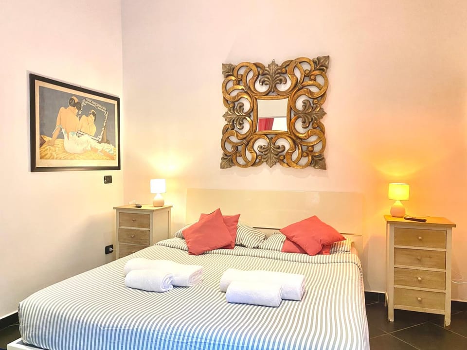 Bed, Bedroom, towels