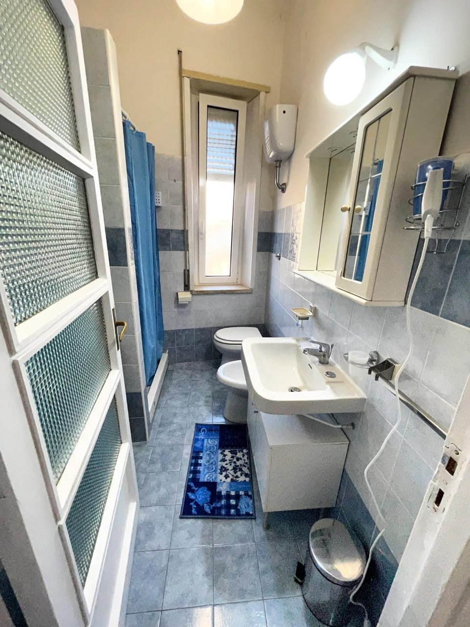 Shower, Toilet, towels