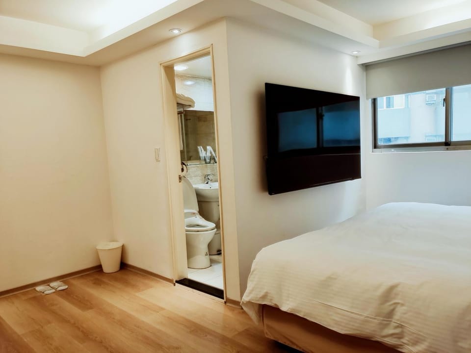 Bed, TV and multimedia, Photo of the whole room